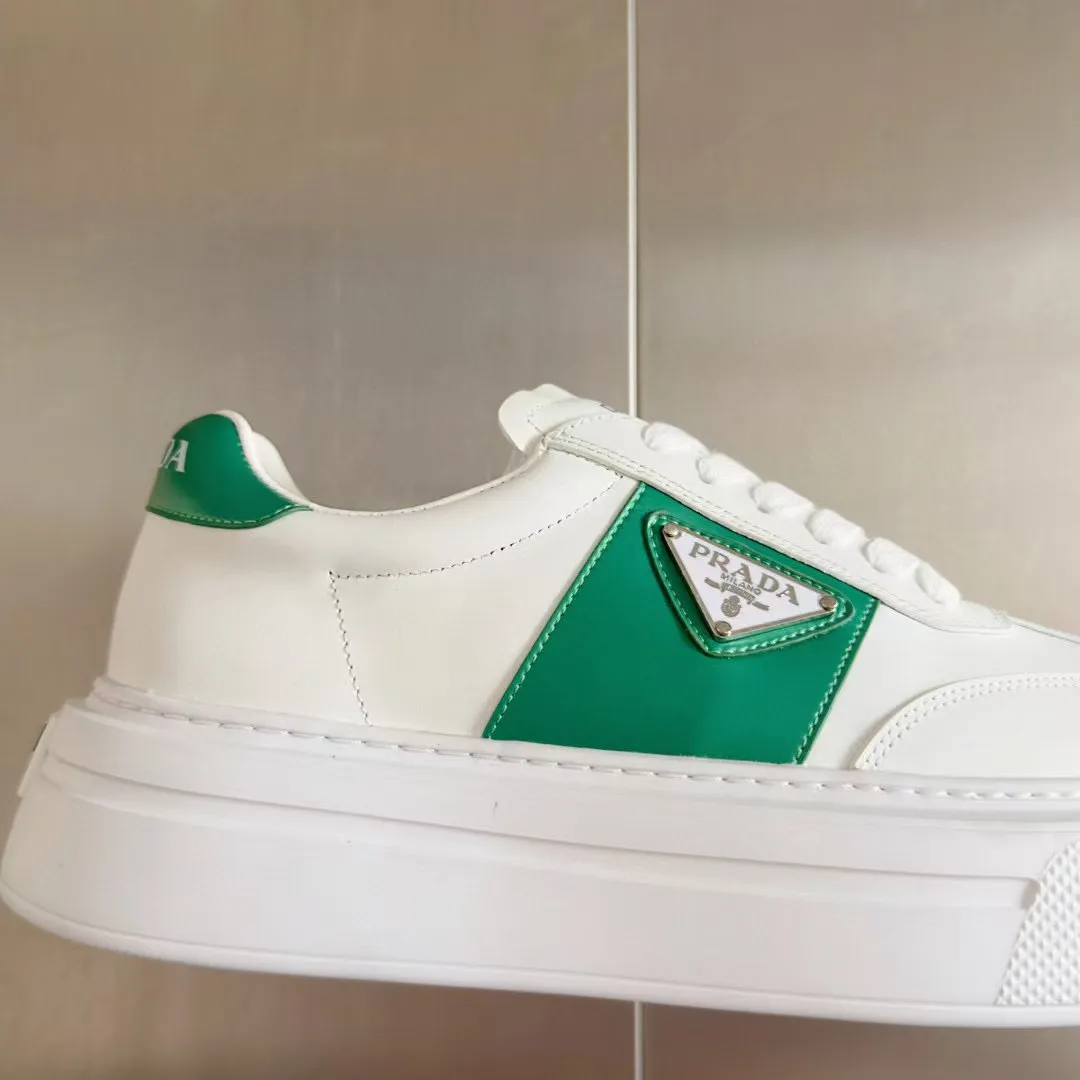 👟👟Ex-factory price 600👟👟 Couple model Prada Latest Couple model Triangle logo Thick sole Casual white shoes Sneakers Original purchase development and production This sneaker combines simple lines and distinctive details into a modern design. The leather upper presents a refined silhouette, with the Prada contrasting logo embellished on the tongue and side inserts. Exquisite packaging at the delivery counter 🛍📦 ▪️Fabric: Original custom imported cowhide material ▪️Lining: Original custom made soft sheepskin ▪️Sole: Original molded non-slip rubber outsole ▪️Sole thickness: 4CM ▪️Size: Women's 35-40 / Men's 39-45